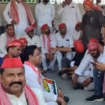 सुभाष पार्क पर प्रदर्शन के दौरान सपा कार्यकर्ताओं की भीड़