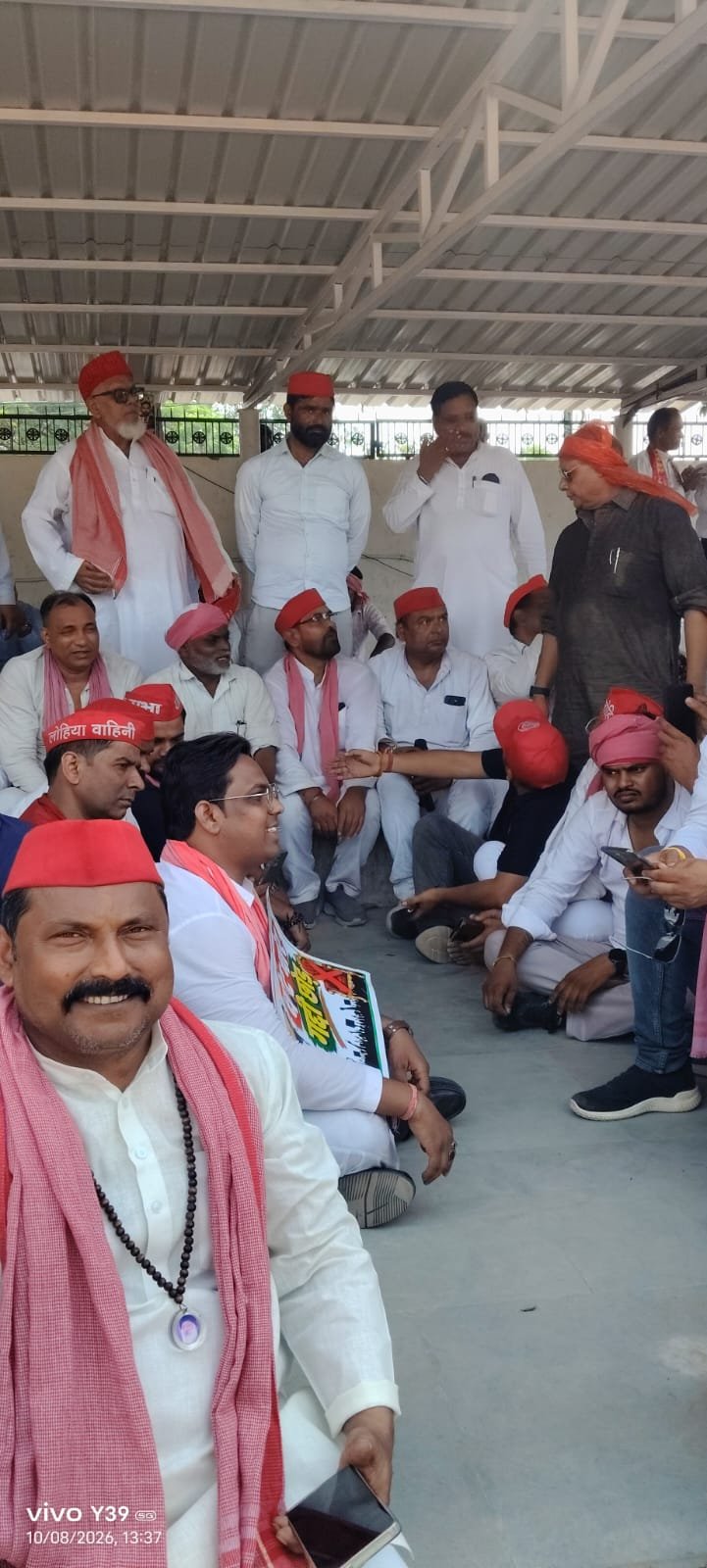 सुभाष पार्क पर प्रदर्शन के दौरान सपा कार्यकर्ताओं की भीड़