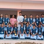 रेनबो सीजन-7 गायन प्रतियोगिता में प्रथम स्थान हासिल करने वाली फतेहपुर सीकरी की छात्रा आलिया सम्मान समारोह में ट्रॉफी के साथ।