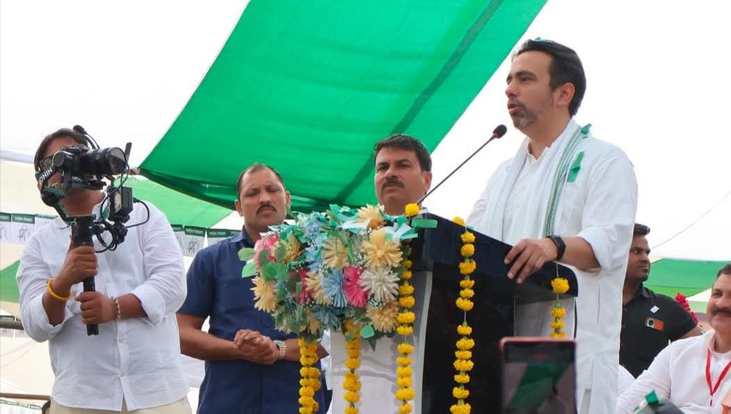 आगरा के जैंगारा गांव में राष्ट्रीय लोक दल की स्वाभिमान जनसभा का दृश्य।