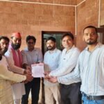 फतेहपुर सीकरी के शाही तालाब की मरम्मत और सुरक्षा व्यवस्था की मांग को लेकर ASI अधिकारी को ज्ञापन सौंपते सपा जिला उपाध्यक्ष राशिद हसन चिश्ती व अन्य लोग।