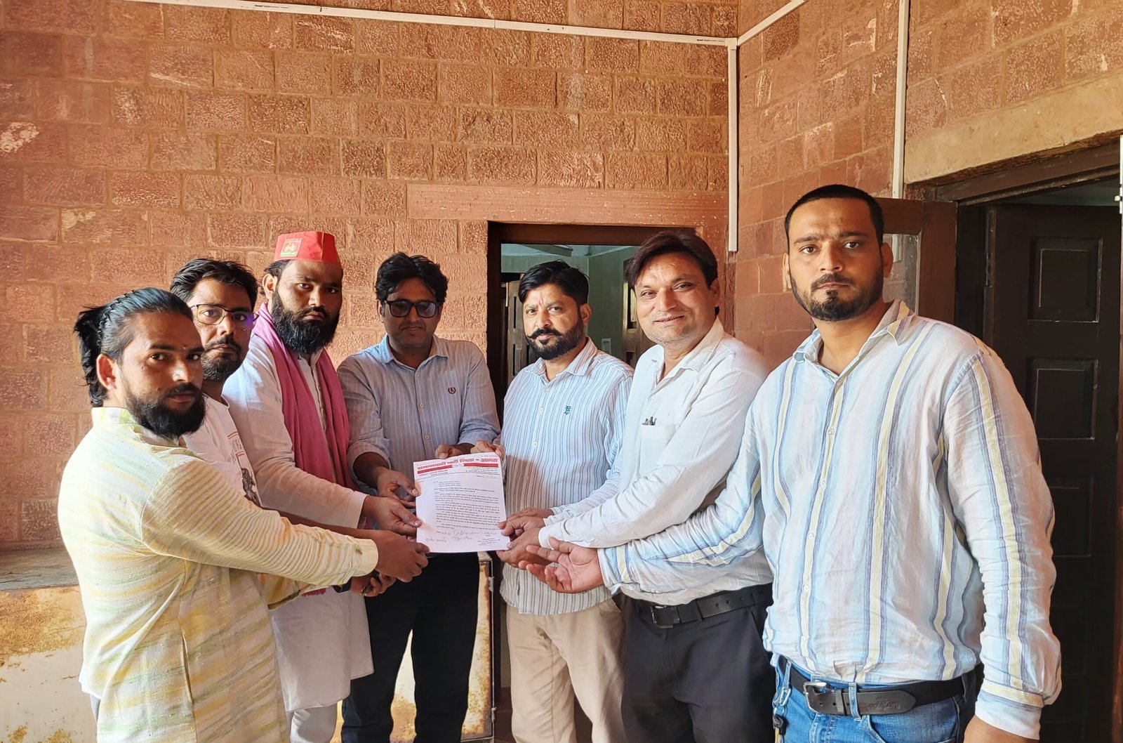 फतेहपुर सीकरी के शाही तालाब की मरम्मत की मांग, सपा जिला उपाध्यक्ष ने ASI को सौंपा ज्ञापन