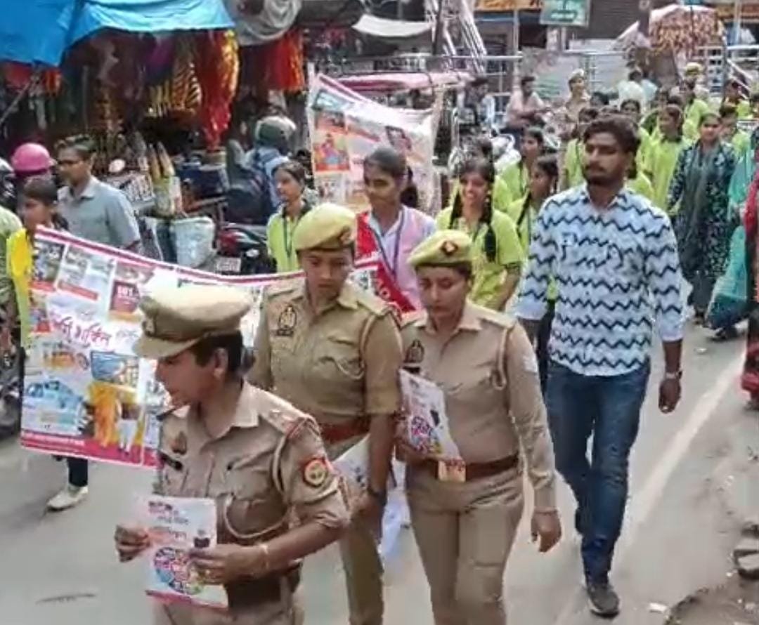 फतेहाबाद में मिशन शक्ति अभियान के तहत पुलिस के साथ जागरूकता रैली निकालतीं कन्या इंटर कॉलेज की छात्राएं।