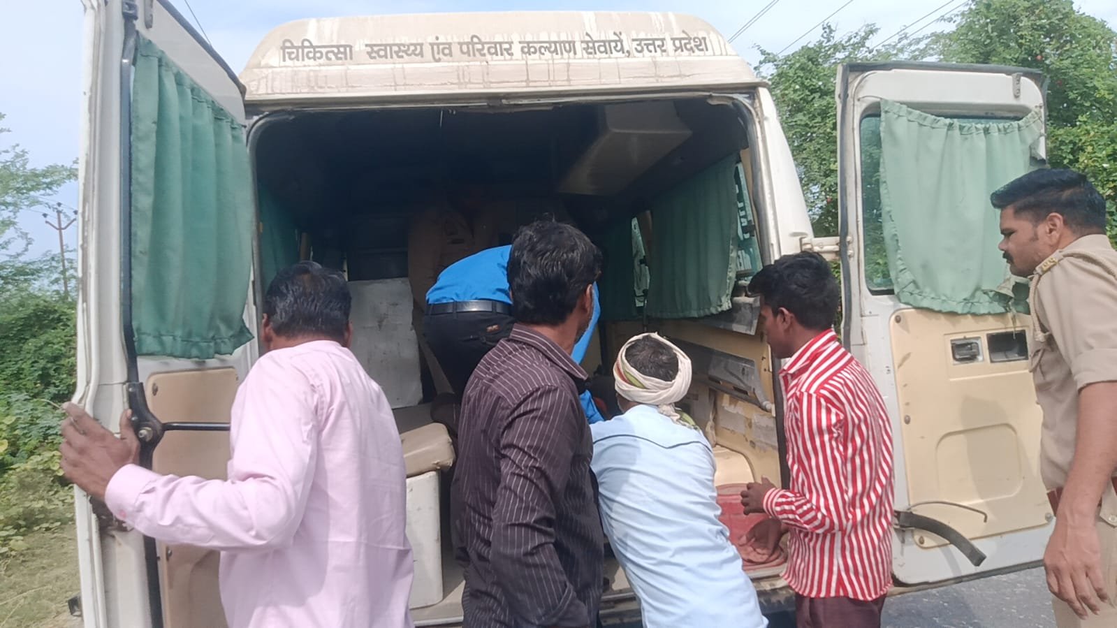 बदायूं में शराब के नशे में बिजली के पोल से टकराई बाइक, सवार गंभीर घायल