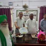 दिवंगत वरिष्ठ पत्रकार सुलेमान के परिवार को आर्थिक सहायता दिए जाने का दृश्य