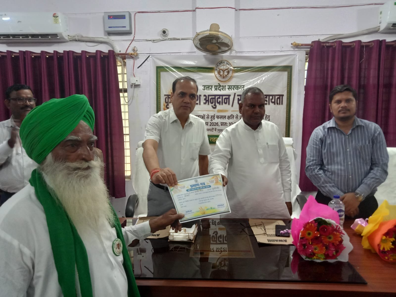दिवंगत वरिष्ठ पत्रकार सुलेमान के परिवार को डीएम ने दी 50 हजार की आर्थिक सहायता
