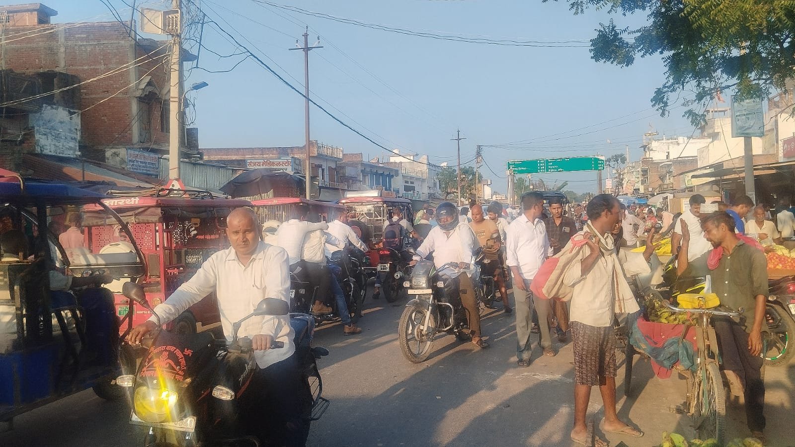 पयागपुर में ई-रिक्शा और टेंपो का कब्जा, चौराहों पर बिगड़ी यातायात व्यवस्था
