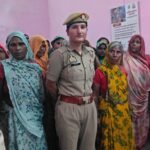 बदायूं के चकवा गांव में मिशन शक्ति अभियान के तहत महिलाओं को जागरूक करती हजरतपुर थाना पुलिस की टीम।