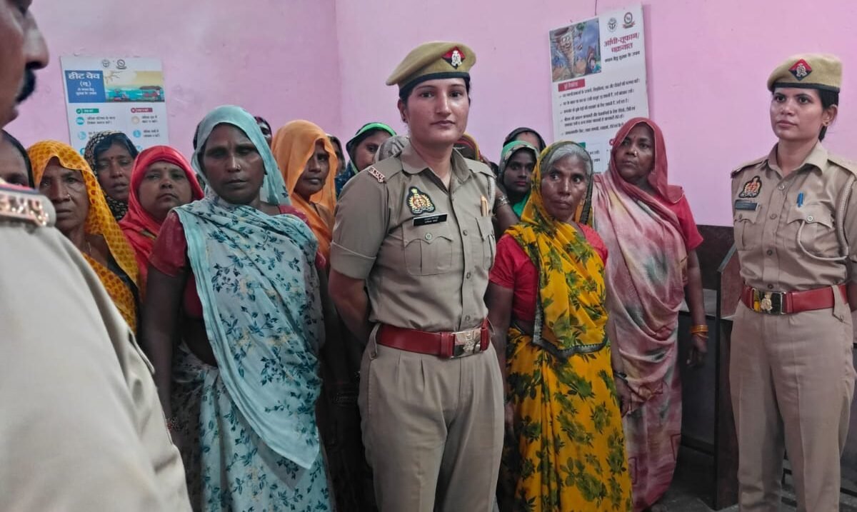 बदायूं के चकवा गांव में मिशन शक्ति अभियान, पुलिस ने महिलाओं को सुरक्षा और अधिकारों के प्रति किया जागरूक