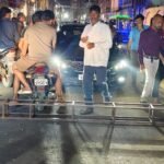 आगरा के फतेहाबाद में बिजली आपूर्ति बाधित होने के विरोध में प्राचीन हनुमान मंदिर के बाहर बाह रोड पर प्रदर्शन करते श्रद्धालु।