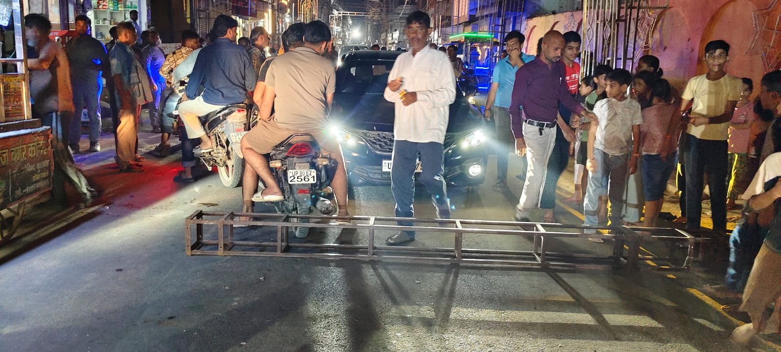 आगरा के फतेहाबाद में बिजली आपूर्ति बाधित होने के विरोध में प्राचीन हनुमान मंदिर के बाहर बाह रोड पर प्रदर्शन करते श्रद्धालु।