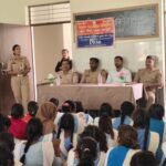 बहराइच के खैराबाजार राजकीय इंटर कॉलेज में साइबर सुरक्षा जागरूकता एवं मिशन शक्ति कार्यक्रम में शामिल पुलिसकर्मी और विद्यालय के शिक्षक।