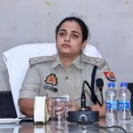 बदायूं में त्योहारों को लेकर प्रशासन अलर्ट, डीएम-एसएसपी ने पीस कमेटी की बैठक में दी चेतावनी बदायूं के पुलिस ग्राउंड स्थित स्वामी विवेकानंद सभागार में आगामी त्योहारों को लेकर पीस कमेटी की बैठक करते जिलाधिकारी अवनीश राय और एसएसपी अंकिता शर्मा।