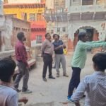 आगरा के फतेहपुर सीकरी में बिजली चोरी की जांच के लिए विद्युत विभाग द्वारा चलाए गए चेकिंग अभियान का दृश्य।