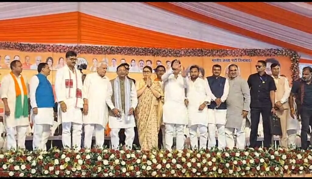 अमेठी में भाजपा की सदस्यता ग्रहण कार्यक्रम के दौरान राकेश प्रताप सिंह, अभय सिंह और विनोद चतुर्वेदी के पार्टी में शामिल होने का दृश्य।