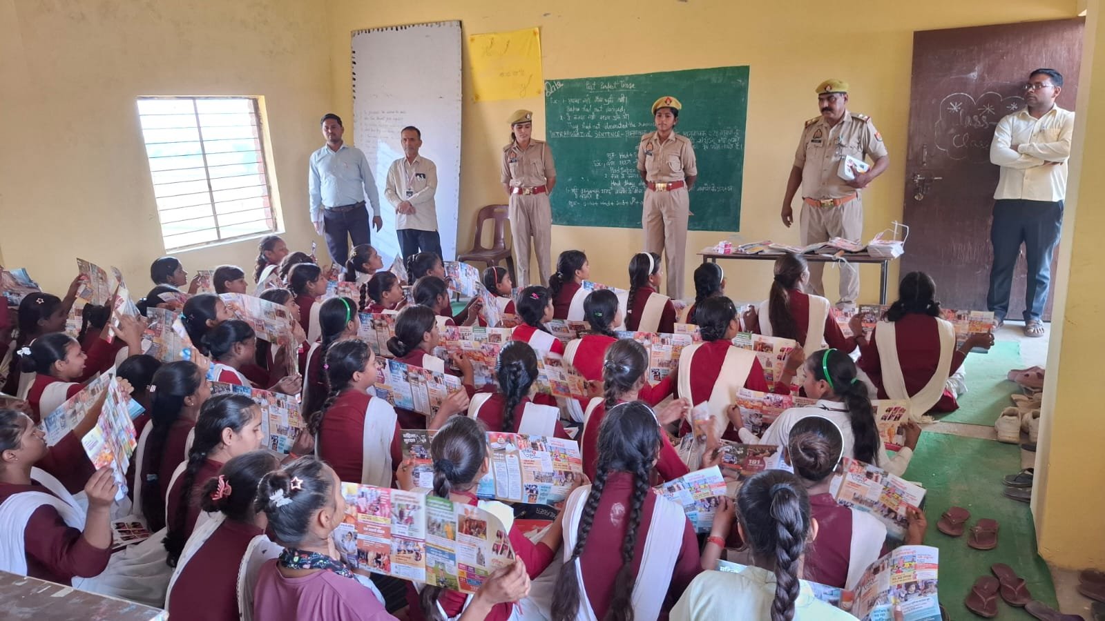 बदायूं में मिशन शक्ति फेज-6.0 के तहत महिला चौपाल, महिलाओं और बालिकाओं को सुरक्षा के प्रति किया जागरूक