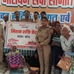 जालौन में मिशन शक्ति की अनूठी पहल, जरूरतमंद महिलाओं को बांटी साड़ी और फल जालौन के कोंच नगर स्थित दरिद्र नारायण सेवा समिति में मिशन शक्ति अभियान के तहत जरूरतमंद महिलाओं को साड़ी और फल वितरित करती पुलिस टीम।