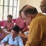 जालौन में DM समीर की अनोखी पहल, मजदूर की दिव्यांग बेटी श्रुति की शिक्षा की उठाई जिम्मेदारी जालौन के उरई में स्कूल पहुंचकर दिव्यांग छात्रा श्रुति से मुलाकात करते जिलाधिकारी समीर।