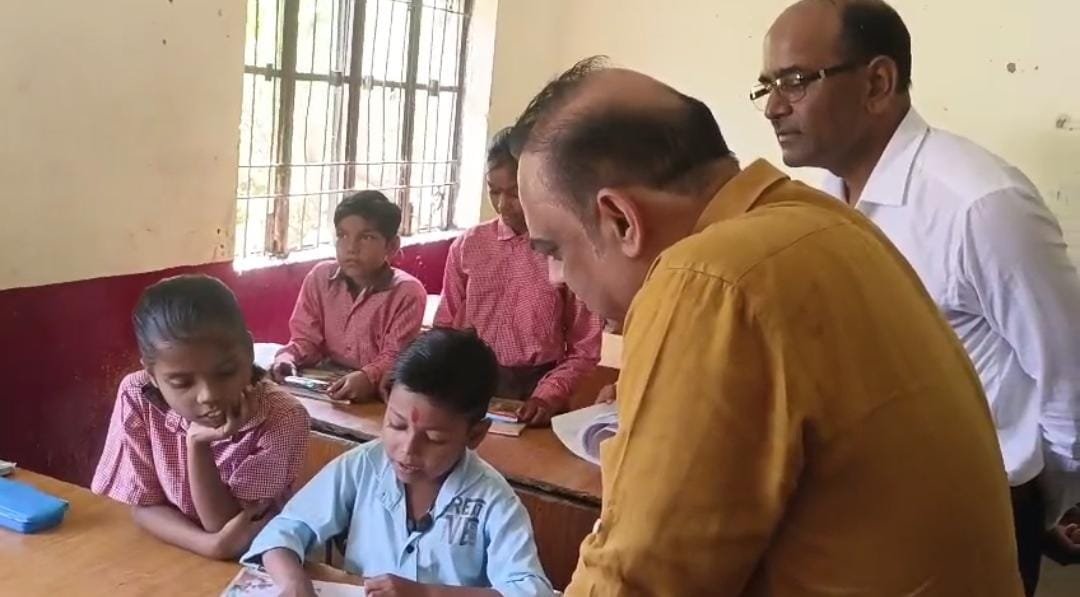 जालौन में DM समीर की अनोखी पहल, मजदूर की दिव्यांग बेटी श्रुति की शिक्षा की उठाई जिम्मेदारी