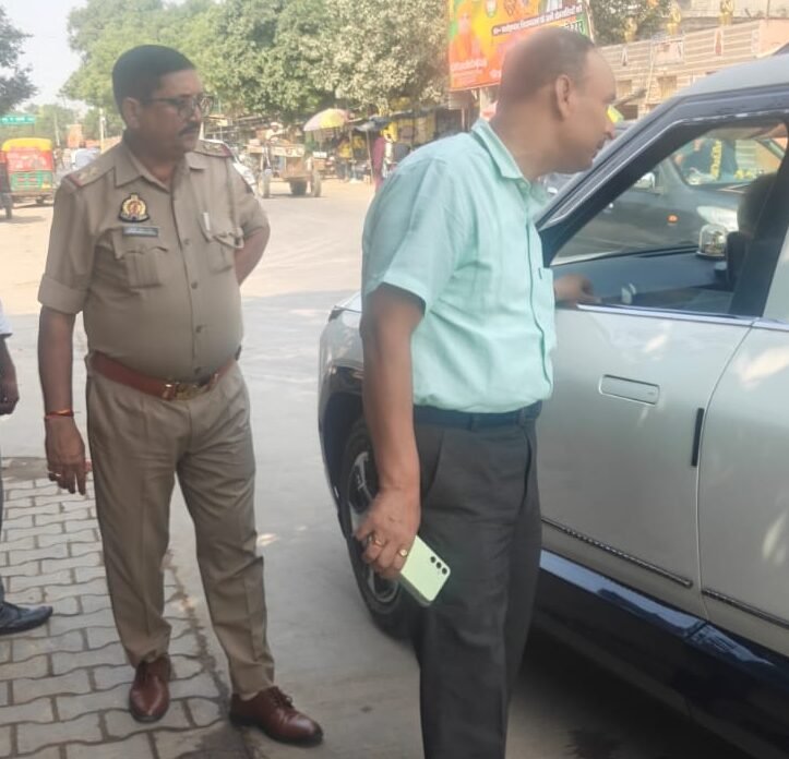 आगरा खंड स्नातक एवं शिक्षक निर्वाचन के मद्देनजर फतेहाबाद के शंकरपुर घाट पर जांच करती एसएसटी और एफएसटी टीमें।