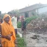 लखीमपुर खीरी के नकहा ब्लॉक स्थित गुलरीपुरवा गांव में कीचड़ और जलभराव से बदहाल रास्ते, ग्रामीणों और स्कूली बच्चों को आवागमन में परेशानी।