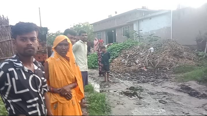 लखीमपुर खीरी: कीचड़ और जलभराव से बेहाल ग्रामीण, स्कूल जाने में बच्चों को परेशानी