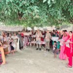 बदायूं: हजरतपुर में मिशन शक्ति के तहत महिला चौपाल, महिलाओं और बालिकाओं को किया जागरूक बदायूं के हजरतपुर गांव में मिशन शक्ति अभियान के तहत महिला चौपाल आयोजित कर महिलाओं और बालिकाओं को सुरक्षा, सरकारी योजनाओं और हेल्पलाइन नंबरों की जानकारी देती पुलिस।