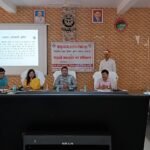 अमेठी में शिक्षक निर्वाचन को लेकर प्रशासन सतर्क, मतदान कार्मिकों को दिया गया प्रशिक्षण अमेठी के विकास भवन सभागार में गोरखपुर-फैजाबाद खंड शिक्षक निर्वाचन के लिए मतदान कार्मिकों को प्रशिक्षण देते अधिकारी।