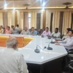आगरा: फतेहाबाद तहसील में SIR-2026 को लेकर बैठक, मतदाता सूची दुरुस्त करने के निर्देश आगरा के फतेहाबाद तहसील सभागार में SIR-2026 के विशेष अभियान को लेकर बीएलओ सुपरवाइजरों के साथ बैठक करते तहसीलदार शिखर मिश्रा।