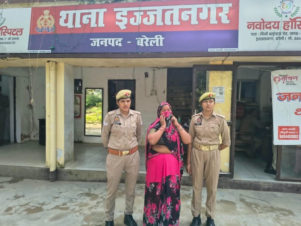 बरेली के इज्जतनगर थाना पुलिस द्वारा विवाहिता की मौत के मामले में गिरफ्तार किए गए तीन आरोपी।