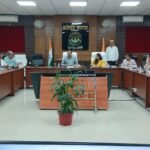 अमेठी: विकास कार्यों में लापरवाही पर होगी कार्रवाई, सीएम डैशबोर्ड की समीक्षा में डीएम सख्त अमेठी के कलेक्ट्रेट सभागार में सीएम डैशबोर्ड और निर्माण कार्यों की समीक्षा बैठक में अधिकारियों को निर्देश देते जिलाधिकारी शशांक चौधरी।