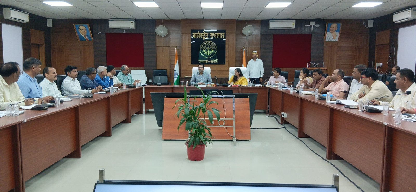 अमेठी: विकास कार्यों में लापरवाही पर होगी कार्रवाई, सीएम डैशबोर्ड की समीक्षा में डीएम सख्त