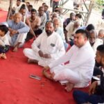 बरेली के नवाबगंज में पीलीभीत रोड स्थित प्रेमी होटल के सामने अज्ञात वाहन की टक्कर से गोवंश की मौत के बाद अंतिम संस्कार की व्यवस्था करते हिंदू संगठन के पदाधिकारी।