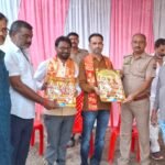 जालौन: रामलीला मेला सकुशल संपन्न कराने पर सद्दाम हुसैन और तरुण निरंजन सम्मानित जालौन के कोंच में श्रीरामलीला महोत्सव के दौरान मेला निगरानी समिति के अध्यक्ष सद्दाम हुसैन और मंत्री तरुण निरंजन को सम्मानित करते कोतवाली प्रभारी व आयोजन समिति के पदाधिकारी।