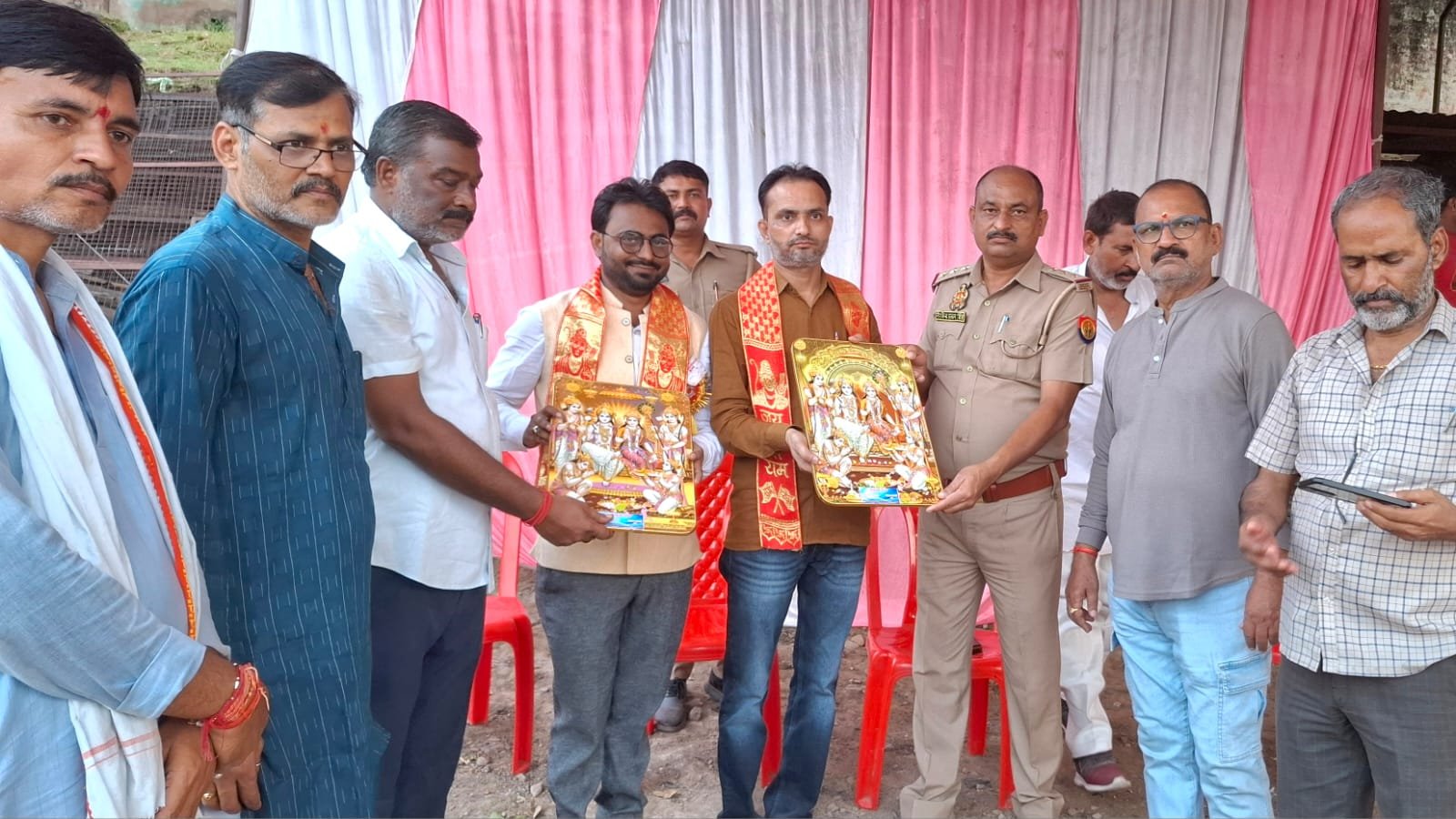 जालौन: रामलीला मेला सकुशल संपन्न कराने पर सद्दाम हुसैन और तरुण निरंजन सम्मानित