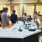 फतेहाबाद तहसील मुख्यालय पर आयोजित संपूर्ण समाधान दिवस में समस्याएं सुनते प्रशासनिक अधिकारी