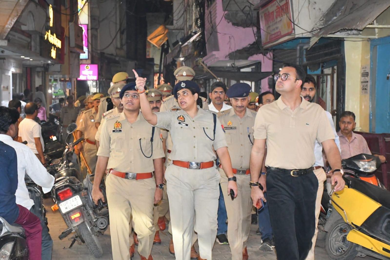 बदायूं में त्योहारों को लेकर प्रशासन अलर्ट, डीएम और एसएसपी ने किया पैदल गश्त