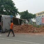 डौकी में झांकी वाली जीप और ईंटों से भरे ट्रक में जोरदार भिड़ंत, तीन लोग घायल डौकी थाना क्षेत्र के गलेपुरा कट पर दुर्घटनाग्रस्त हुई झांकी वाली जीप और बिखरी ईंटें
