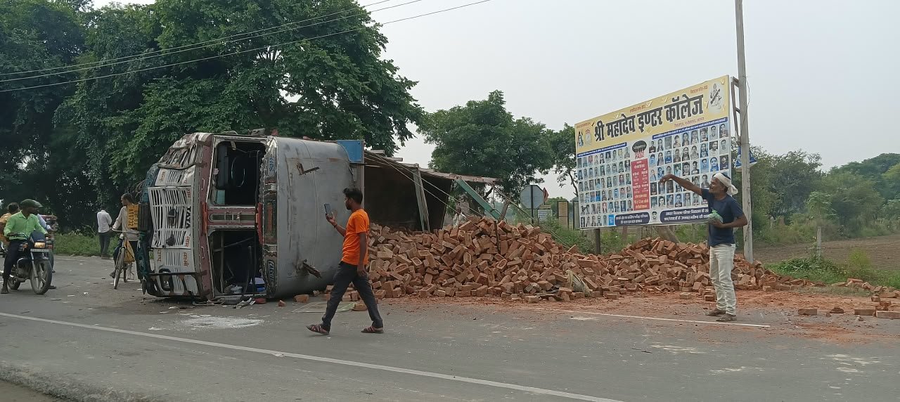 डौकी में झांकी वाली जीप और ईंटों से भरे ट्रक में जोरदार भिड़ंत, तीन लोग घायल