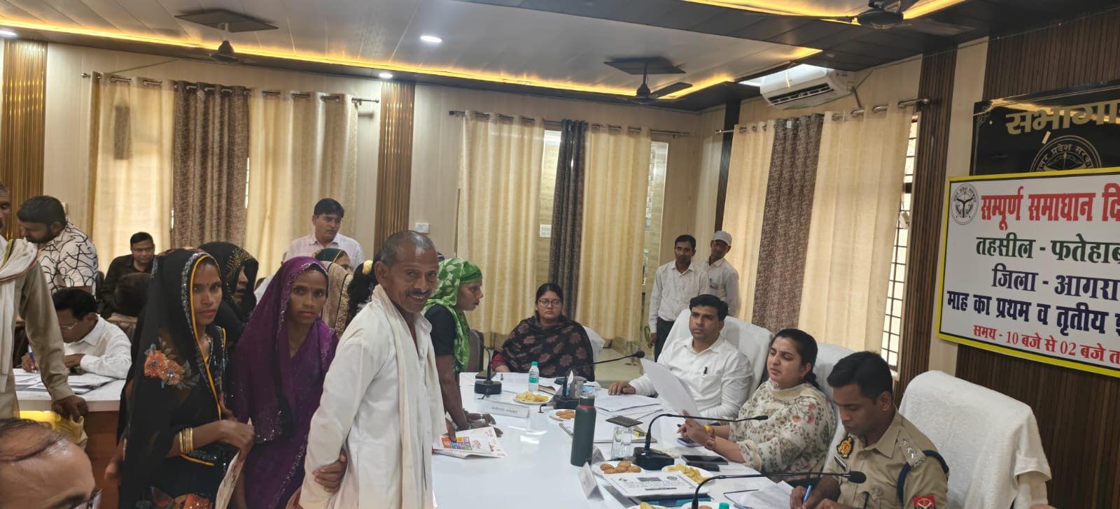 फतेहाबाद में रास्ते के जलभराव से परेशान ग्रामीणों ने की खरंजा निर्माण की मांग