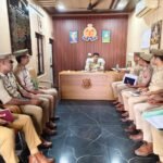 आगरा में थाने का औचक निरीक्षण करते हुए पुलिस अधिकारी और पुलिसकर्मी
