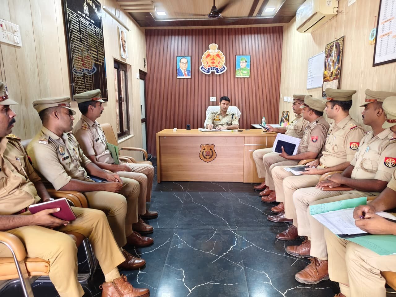 आगरा में पुलिस उपायुक्त का एक्शन, मलपुरा और सैंया थाने का किया आकस्मिक निरीक्षण
