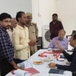 कोंच तहसील सभागार में संपूर्ण समाधान दिवस के दौरान सोते हुए नजर आए वन दरोगा राजेश अस्थाना