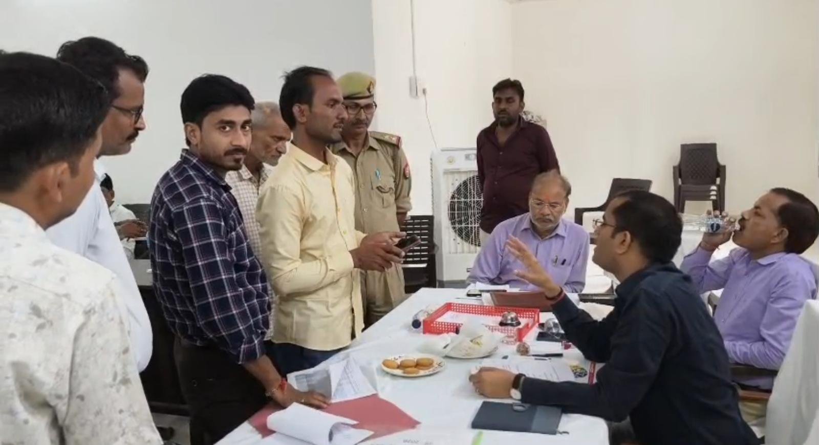 कोंच तहसील सभागार में संपूर्ण समाधान दिवस के दौरान सोते हुए नजर आए वन दरोगा राजेश अस्थाना