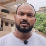 कोंच के मोहल्ला आजाद नगर में मानकों की अनदेखी कर बनाए जा रहे मार्ग का विरोध करते स्थानीय लोग