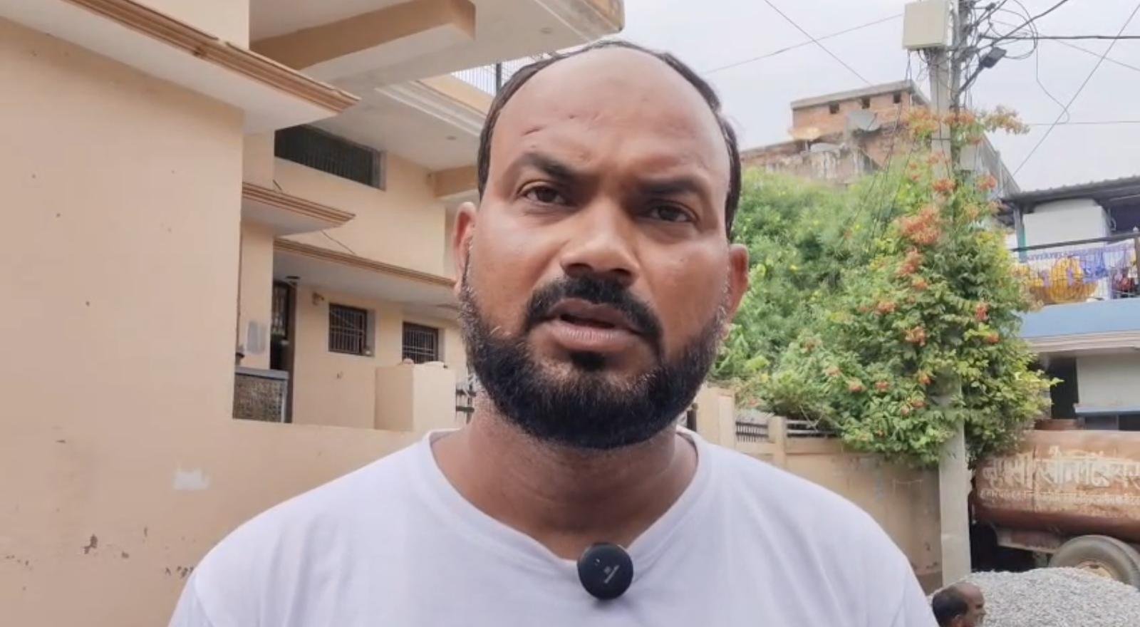 जालौन में कोंच नगर पालिका ठेकेदार की मनमानी, एस्टीमेट दरकिनार कर सड़क निर्माण का आरोप