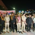 आगरा-लखनऊ एक्सप्रेसवे टोल प्लाजा पर पहुँची यूपी पुलिस की राष्ट्रव्यापी बाइक रैली और स्वागत करते अधिकारी