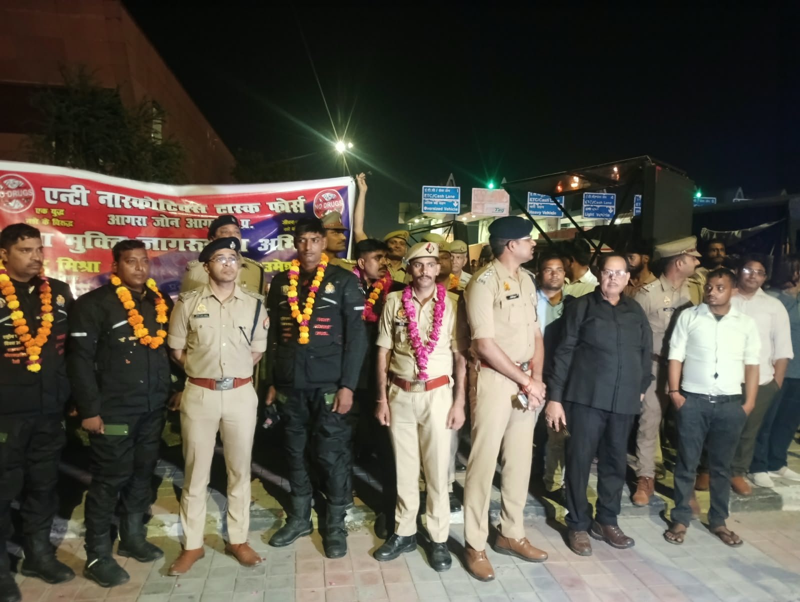 आगरा-लखनऊ एक्सप्रेसवे टोल प्लाजा पर पहुँची यूपी पुलिस की राष्ट्रव्यापी बाइक रैली और स्वागत करते अधिकारी