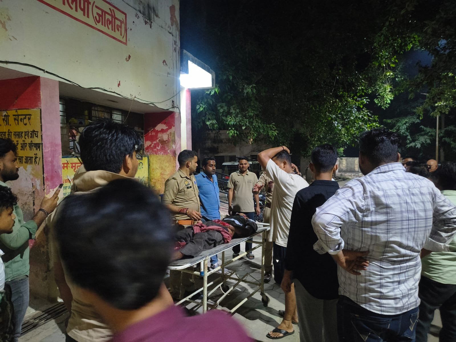 जालौन में तेज रफ्तार डंपर का कहर, सड़क पार कर रहा युवक गंभीर रूप से घायल