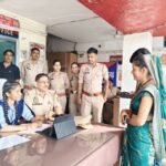 जालौन की माधौगढ़ कोतवाली में मिशन शक्ति 6.0 के तहत एक दिन की प्रभारी निरीक्षक बनीं छात्रा प्रियांशी।